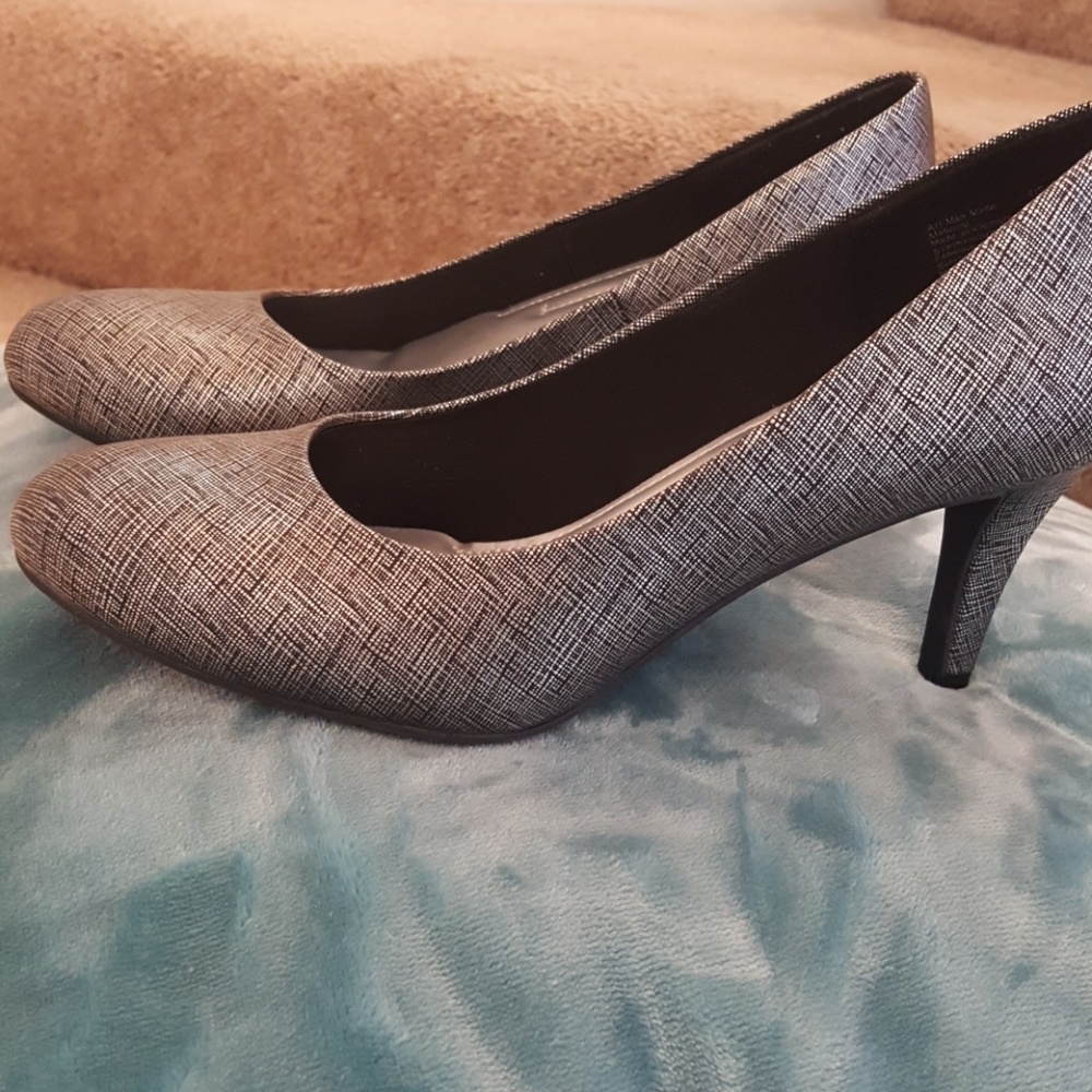 🌻Comfort Plus Silver and black patterned pumps